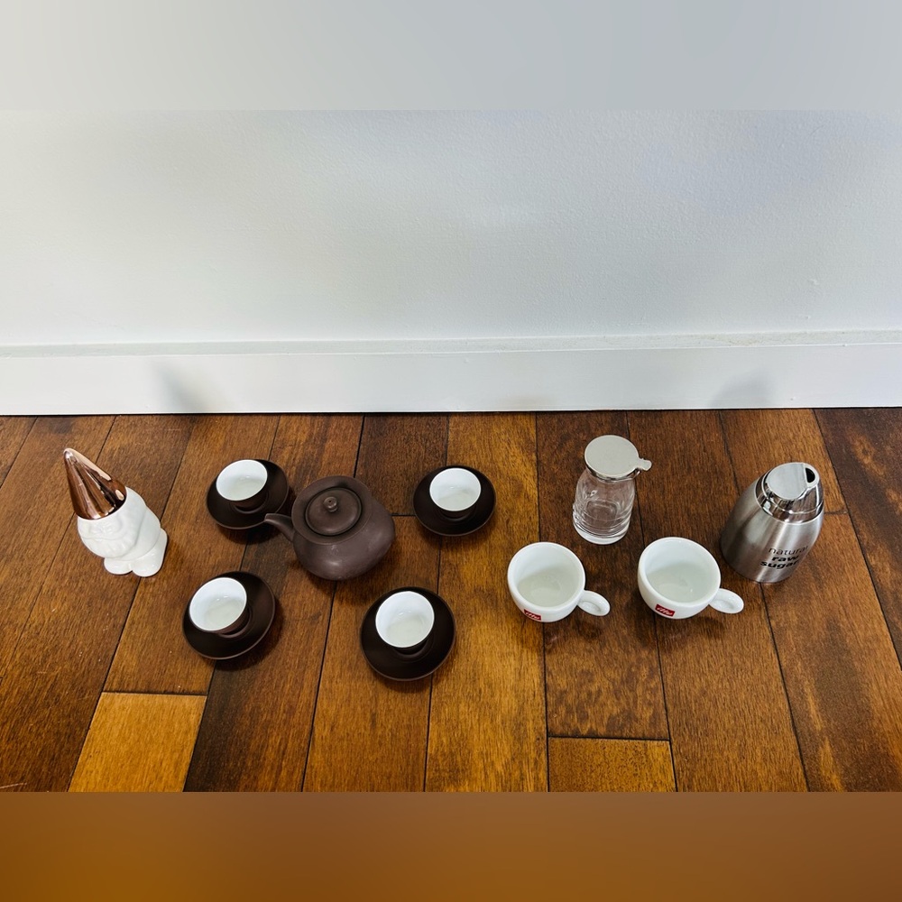 Decorating Elegant Brown Tea Set with Cups